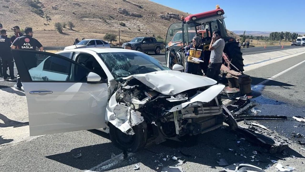 Bünyan'da otomobil ile traktör çarpıştı çok sayıda yaralı var