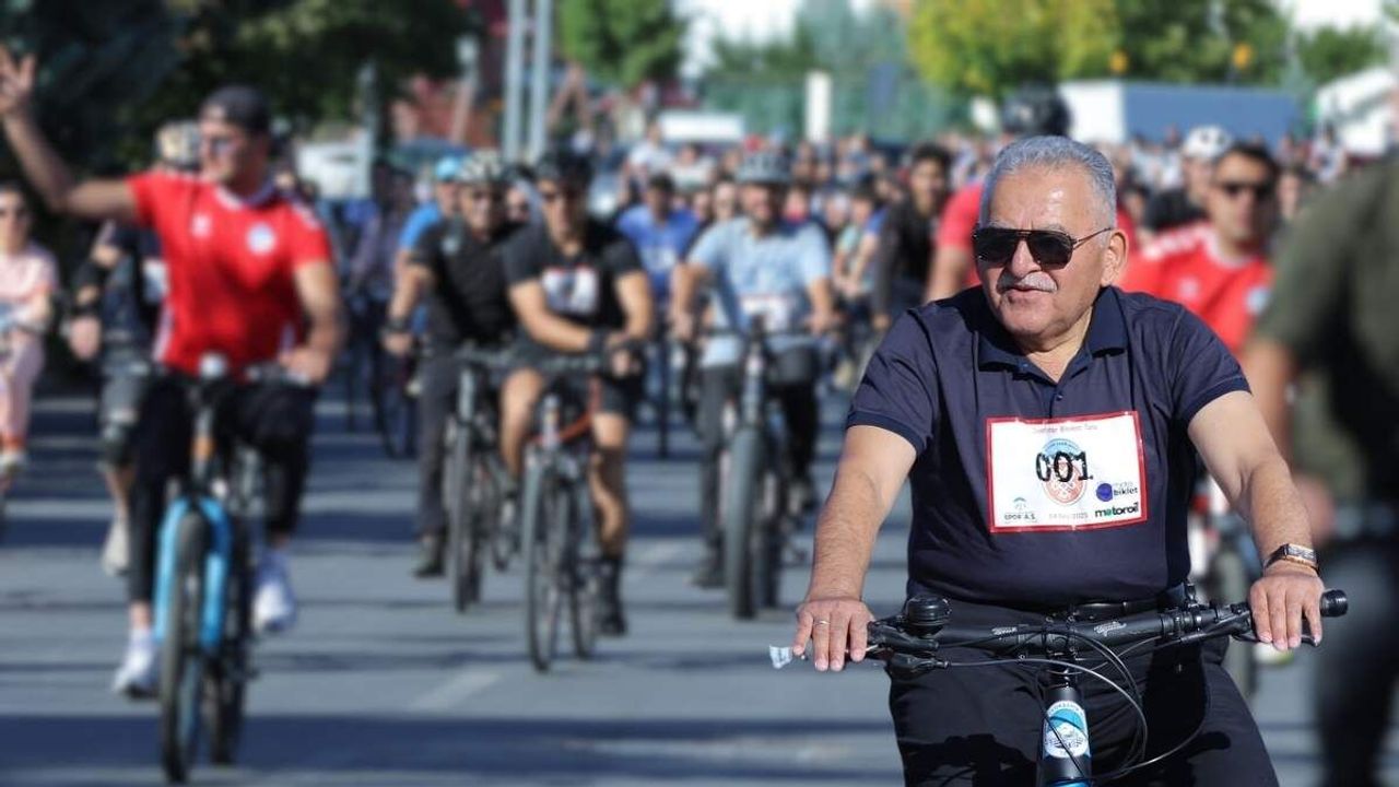 Büyükkılıç Kayseri’de 3'üncü Doktorlar Bisiklet Turu'nda pedal çevirdi