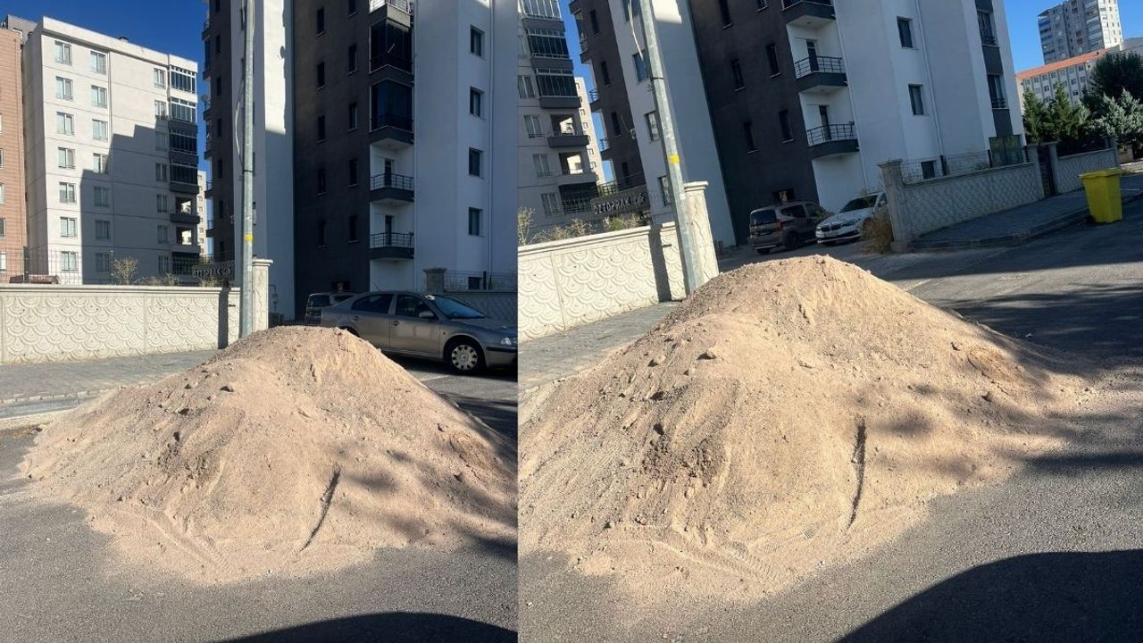 Kayseri Germir’de yolun ortasında bırakılan kum yığını mahalleliyi bezdirdi!