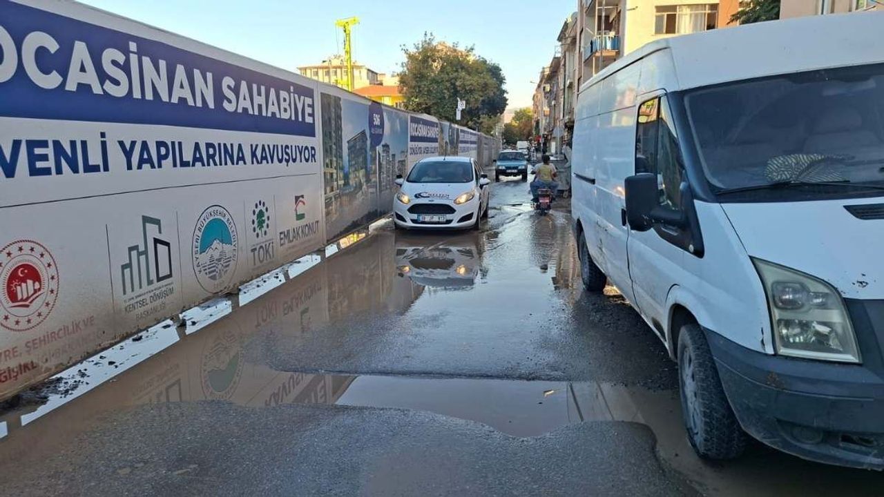 Kayseri Sahabiye Mahallesi’nde patlayan boru su kesintisine yol açtı!