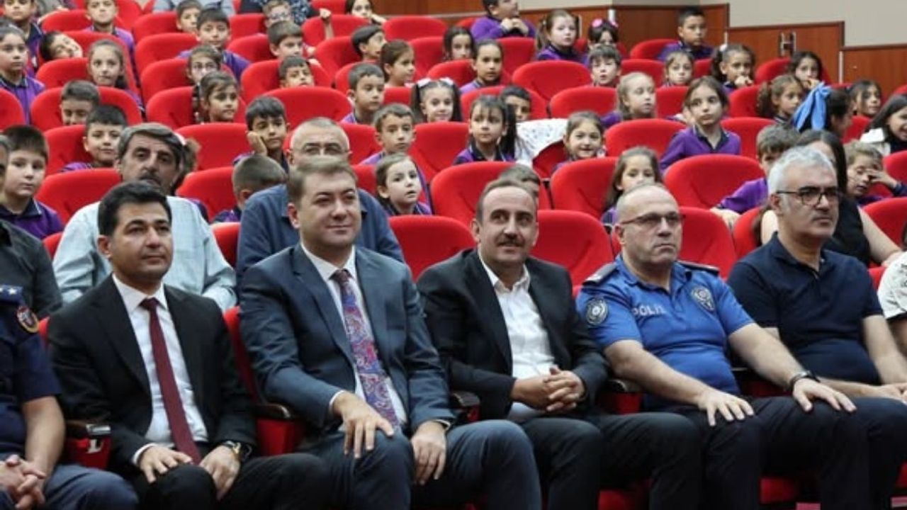 İncesu’da İlköğretim haftası coşkusu: Öğrencilerden renkli gösteriler