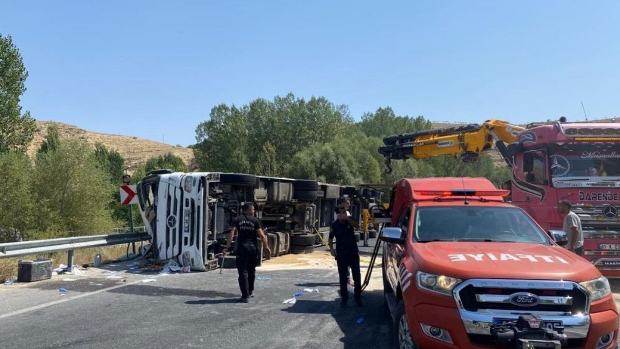 Kayseri yolunda tır devrildi! Sürücü ağır yaralı
