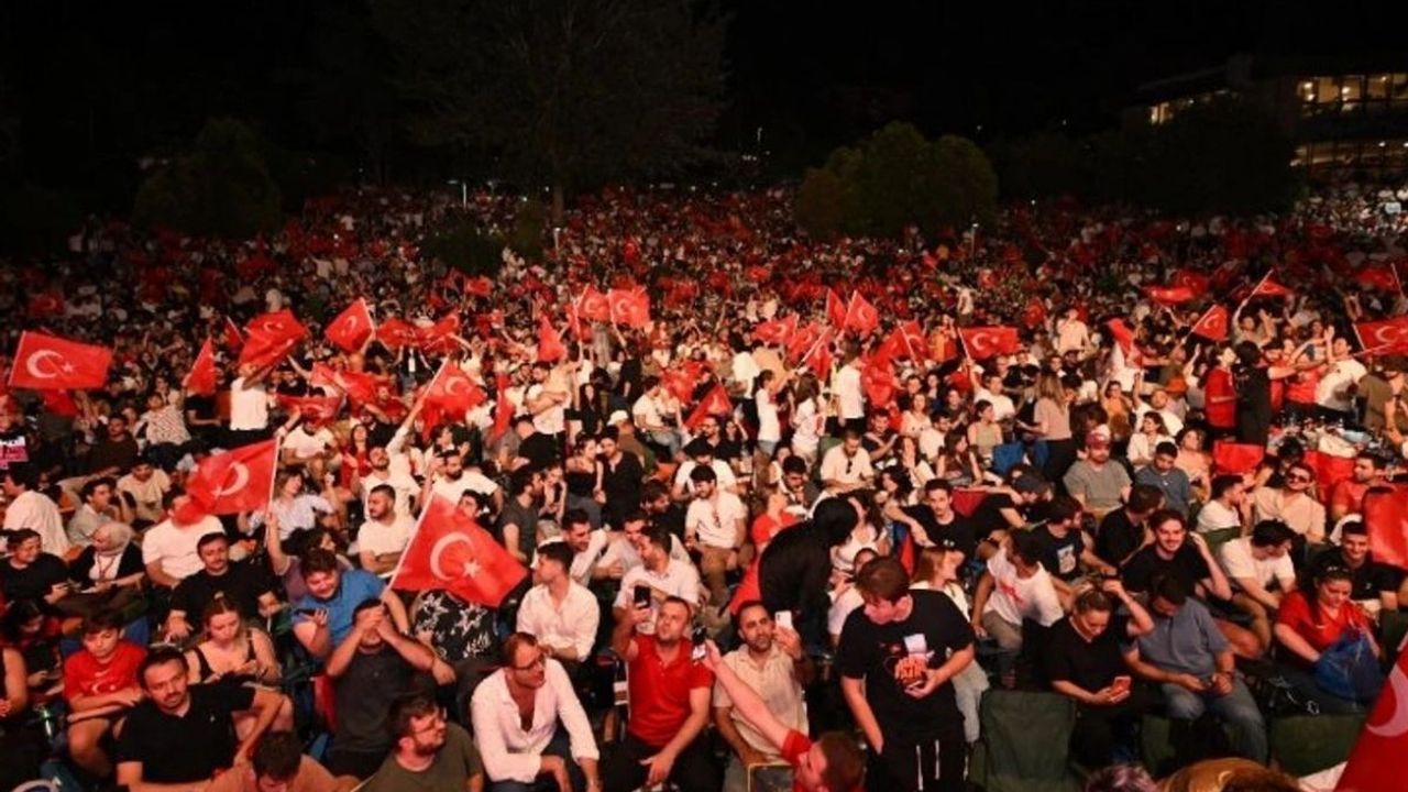 Kocasinan’da milli maç heyecanı dev ekranda