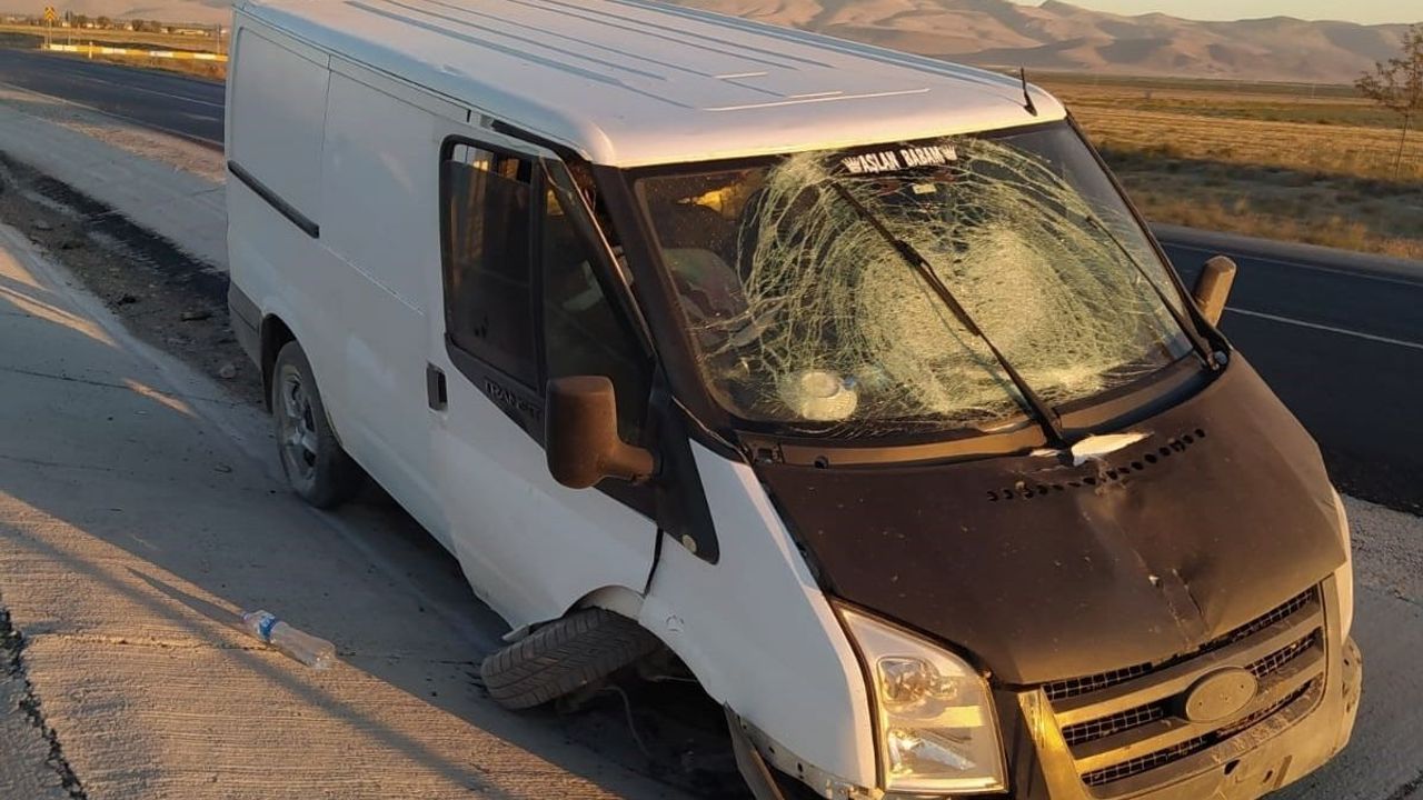 Konya’da kamyonet refüje çarptı: 2 yaralı