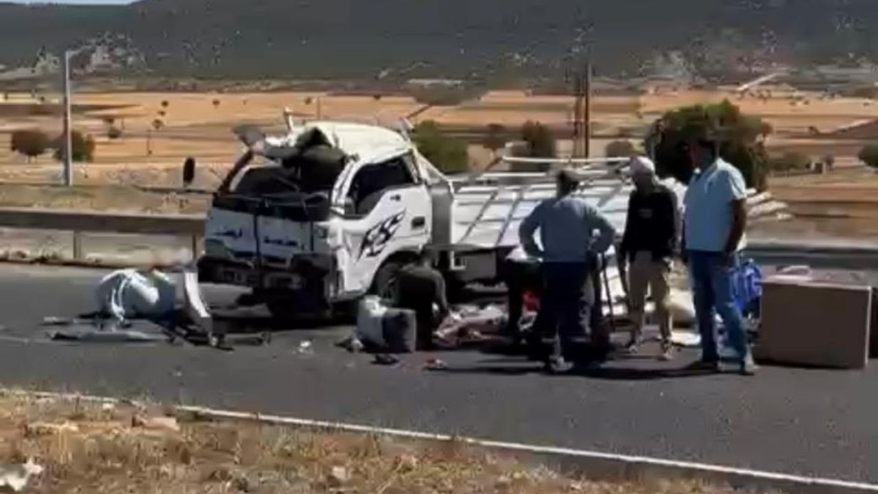 Minibüs ile kamyonetin çarpıştığı kazada 2 kişi yaralandı!