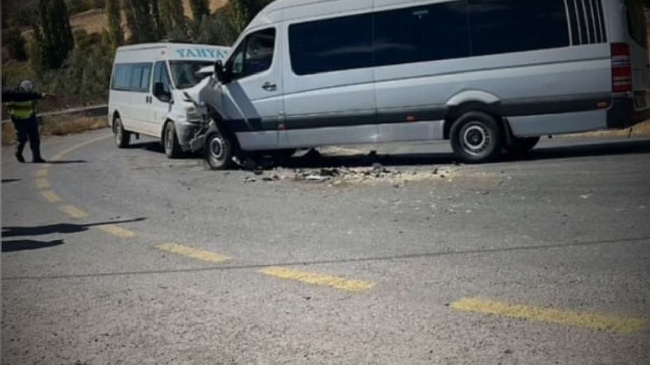 Yahyalı'da minibüs ile dolmuş çarpıştı: 13 yaralı