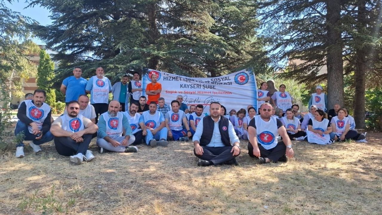 ERÜ Hastaneleri önünde maaş ve ikramiye krizi! Sağlık çalışanları oturma eylemi yaptı