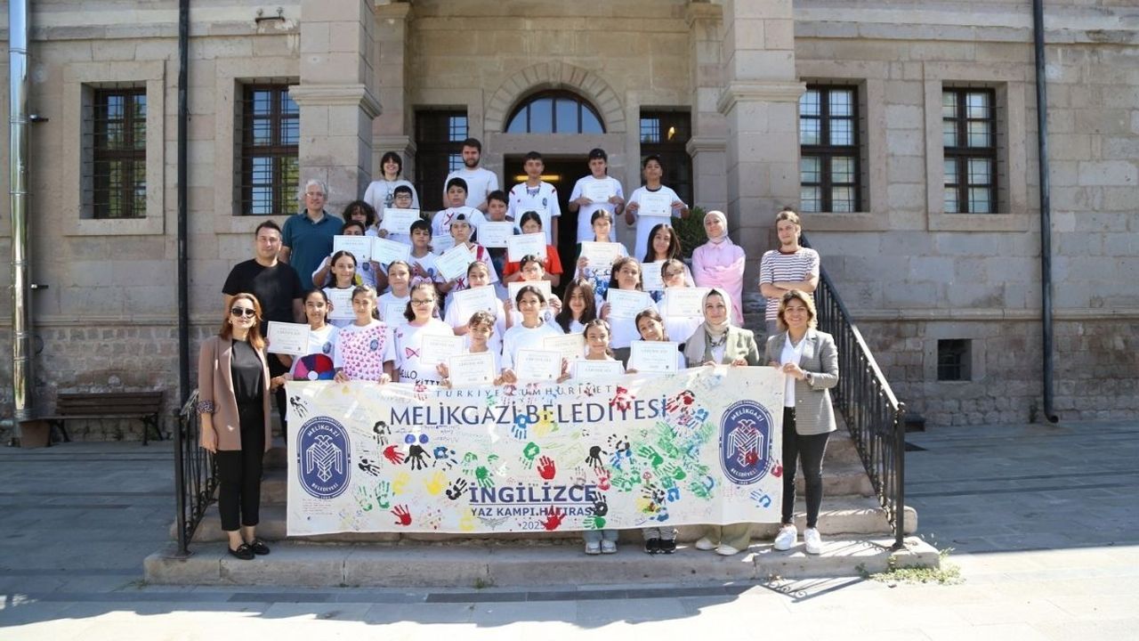 Melikgazi’nin İngilizce yaz kampı yoğun ilgiyle tamamlandı