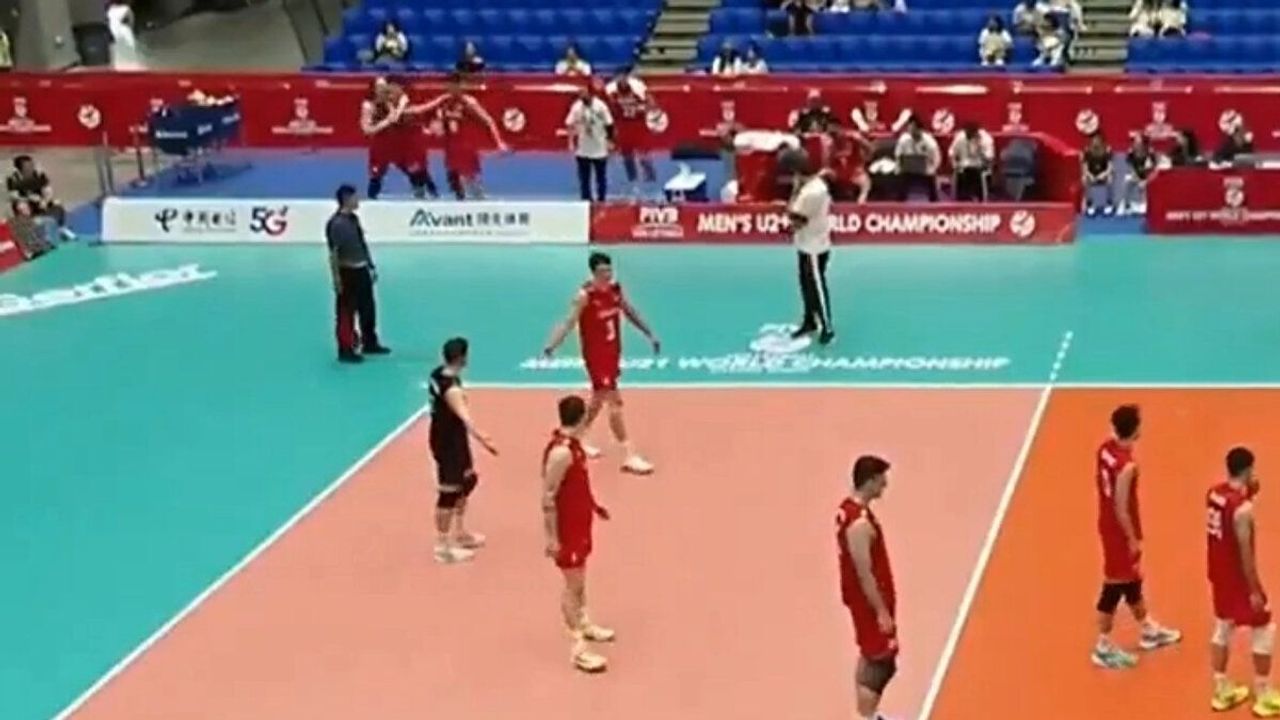 Milli oyuncular maç oynanırken birbirine girdi