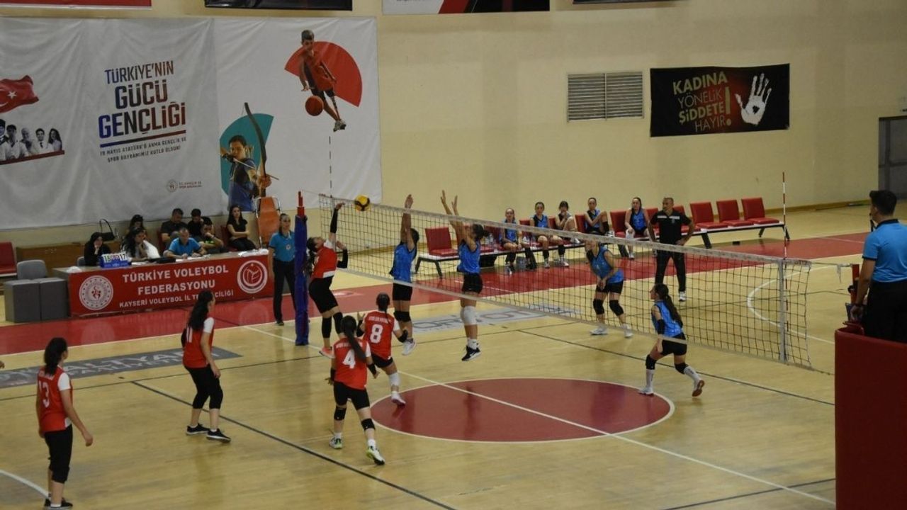 Kayseri Voleybolunda Midi Kızlar sahne aldı