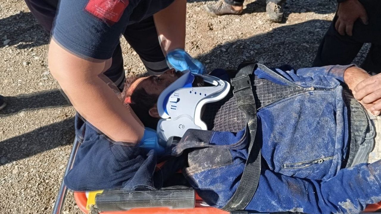 Adana Kozan'da kamyon uçuruma yuvarlandı: Sürücü hayatını kaybetti