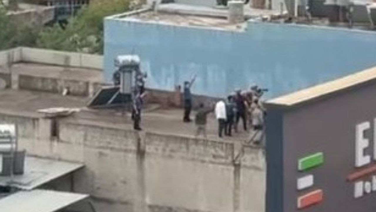 Adana’da Ailesine bıçak çekti, özel harekât polisi bacağından vurdu!
