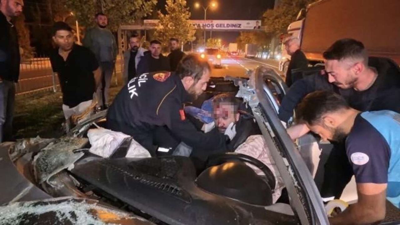 Aksaray’da akıl almaz kaza: Otomobil tıra arkadan çarptı! 1 ölü, 1 ağır yaralı