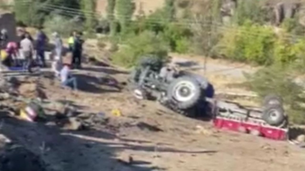 Aksaray’da şarampole devrilen traktörde baba-oğul ağır yaralandı!