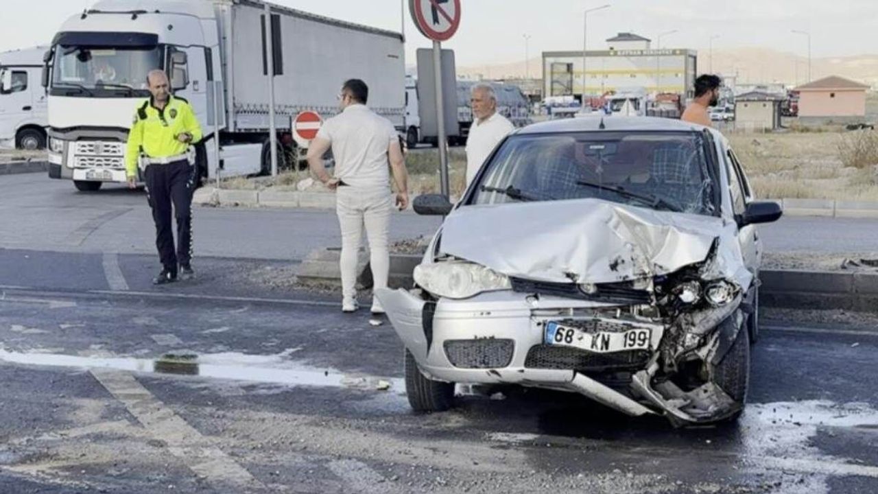 Aksaray’da Feci kaza: Otomobil ile tır çarpıştı!