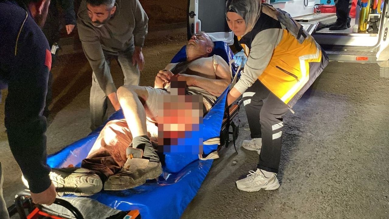 Aksaray’da parkta bıçaklandı, yürüyerek evine gitti!