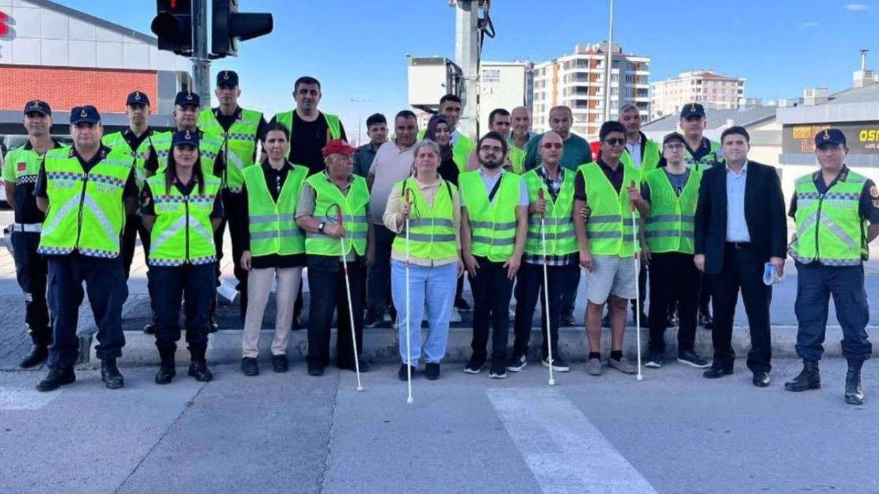 Empatiyle adım atma günü: Bastonun ucundaki ses, bir farkındalığın yankısıdır.