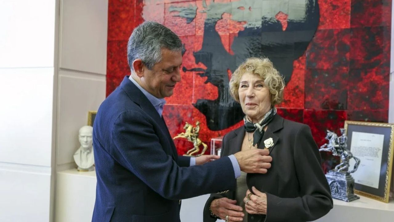 Ayşe Kulin CHP’ye katıldı: Rozetini Özgür Özel taktı