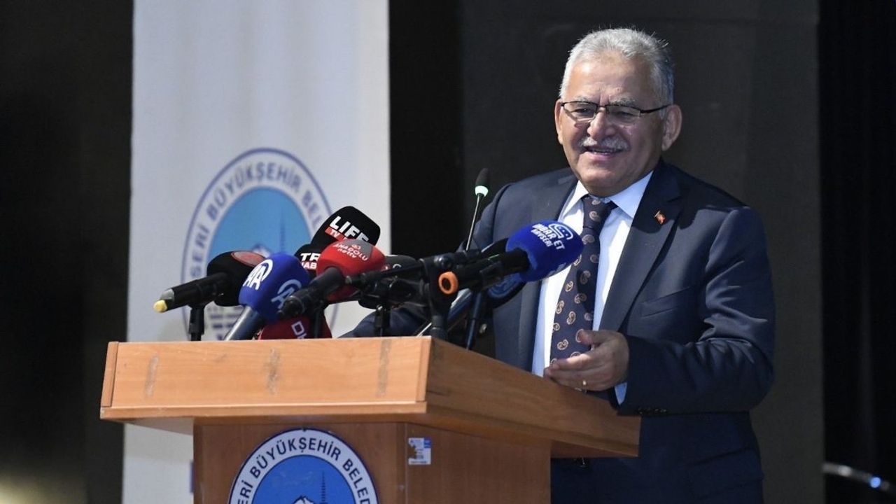 Başkan Büyükkılıç’ın kürsüdeki “dönüşüm” esprisi gündem oldu