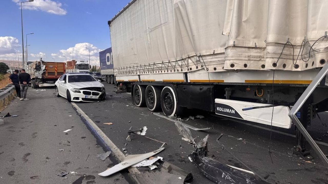 Kayseri'de zincirleme kaza! Çok sayıda yaralı