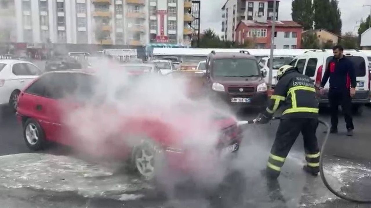 Sivas'ta park halindeki otomobilde korkutan yangın!