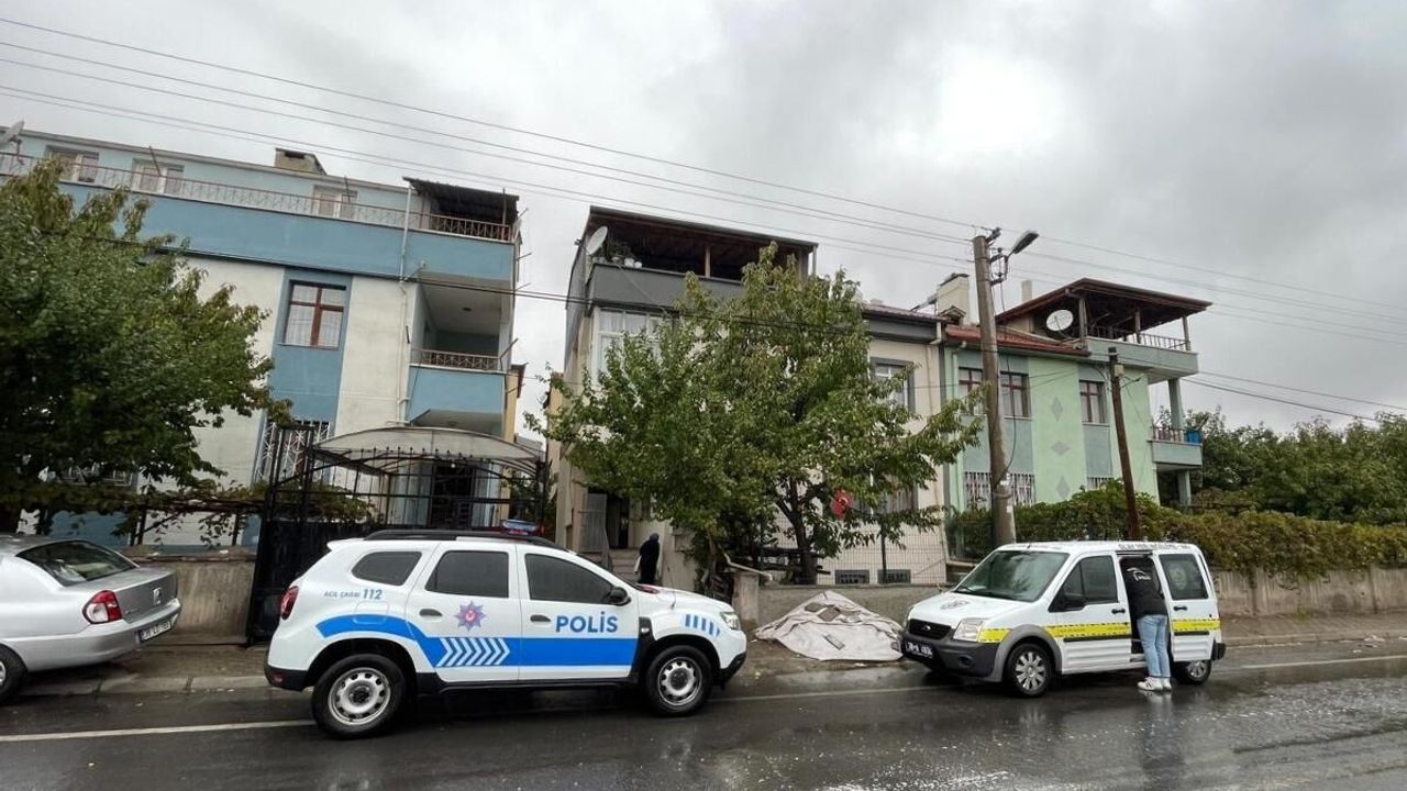 Kayseri Eskişehir Bağlarında çatıdan düşen kişi yaralandı