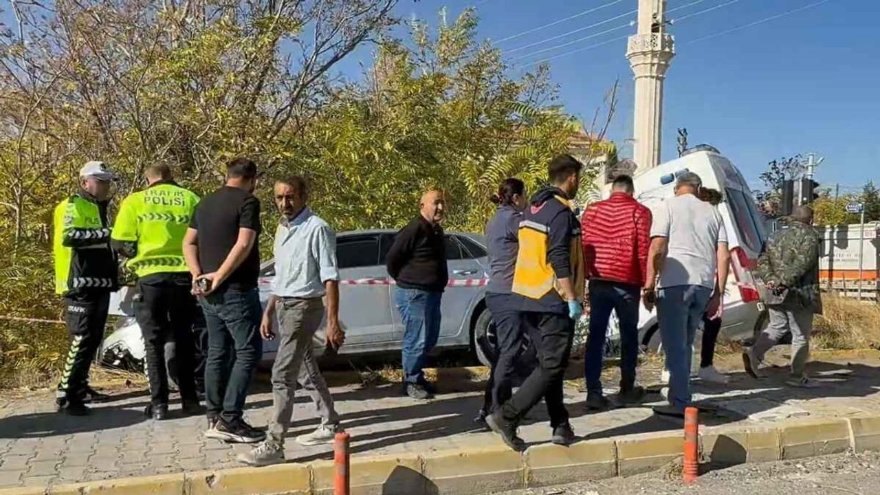 Hastaneye giden doktor ambulansla çarpıştı: 1’i doktor 7 kişi yaralandı!