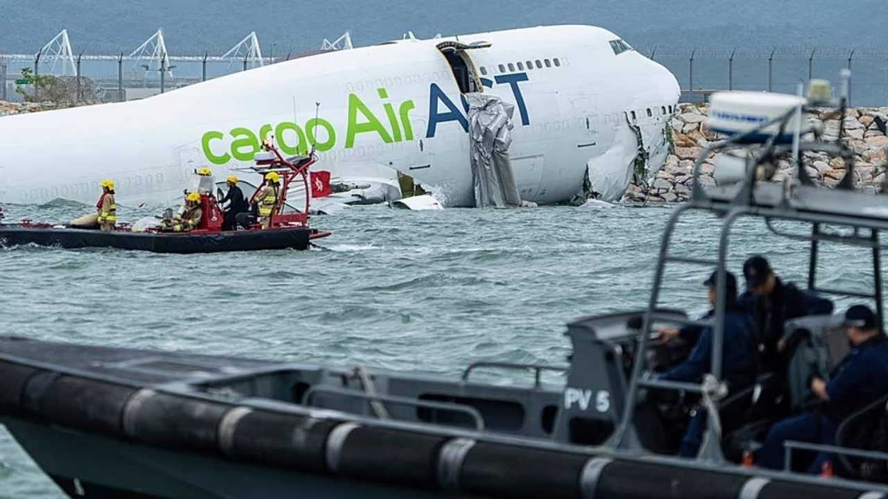 Hong Kong’da Türk kargo uçağı denize sürüklendi: 2 ölü