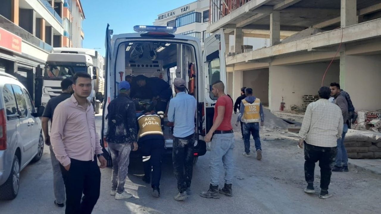 İnşaatta dengesini kaybeden genç işçi 5 metreden düştü