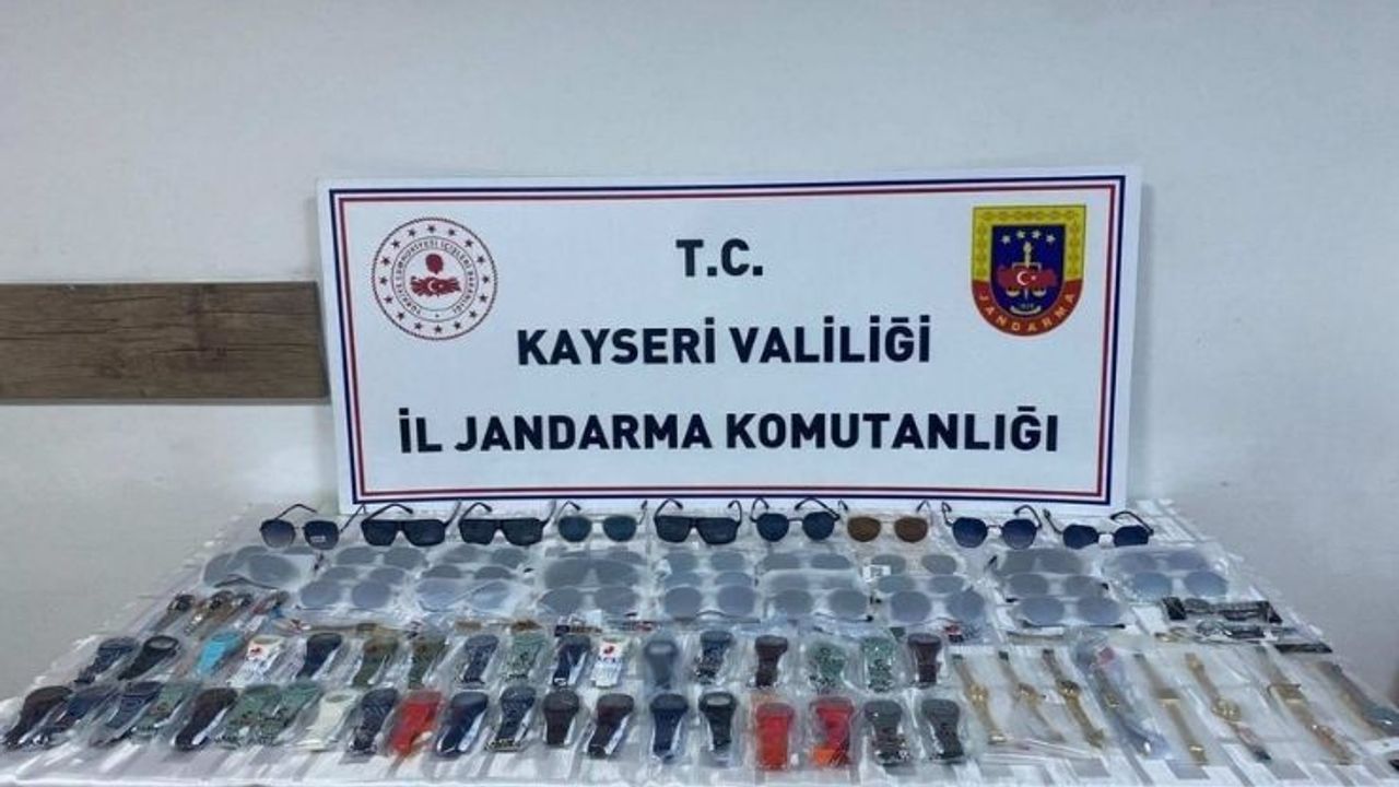 Jandarma, ev aramasında bakın neleri ele geçirdi