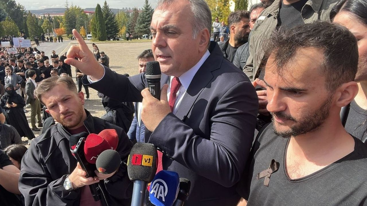 Erciyes Üniversitesi’nde tepki büyüyor! “Kayyım rektör istifa” sloganları kampüsü inletti