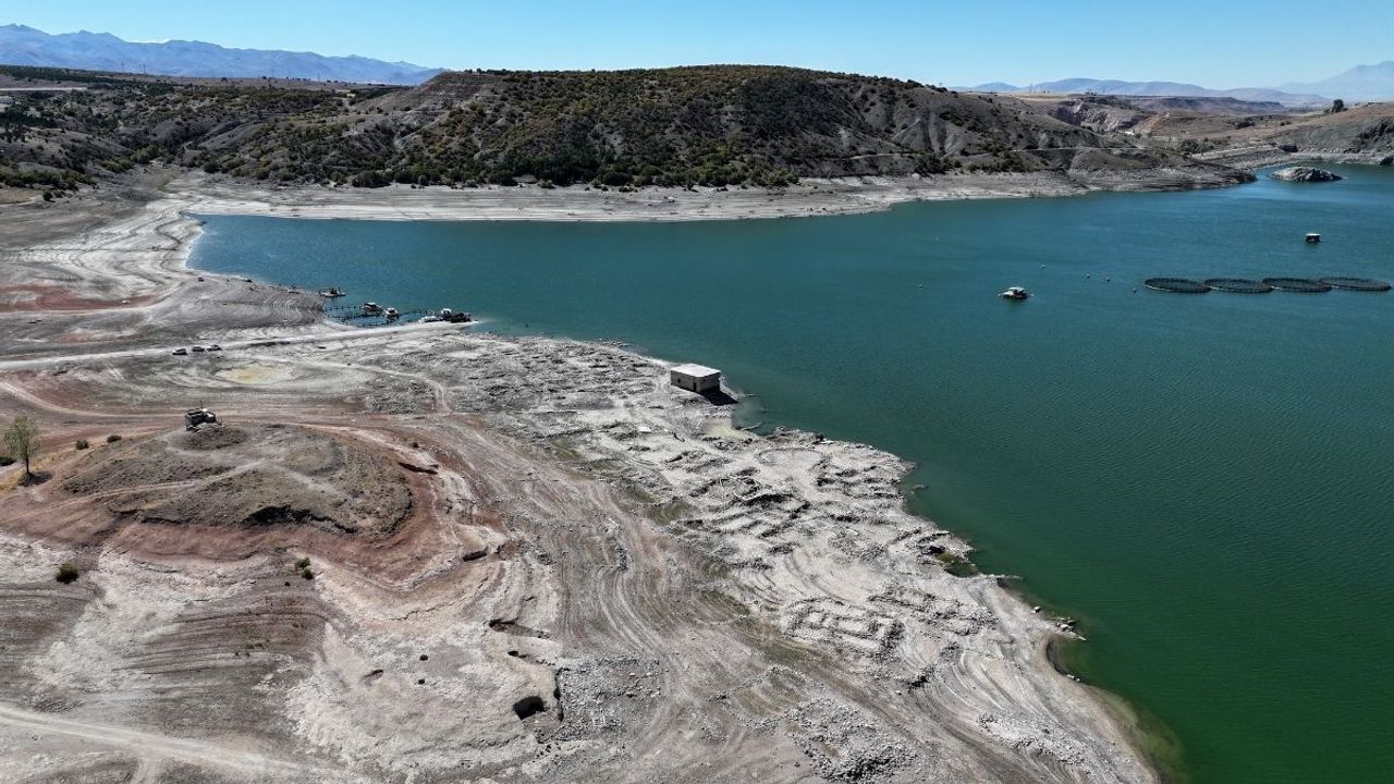 Kayseri Bahçelik Barajı’nda kuraklık alarmı: Balık kafesleri zemine indi