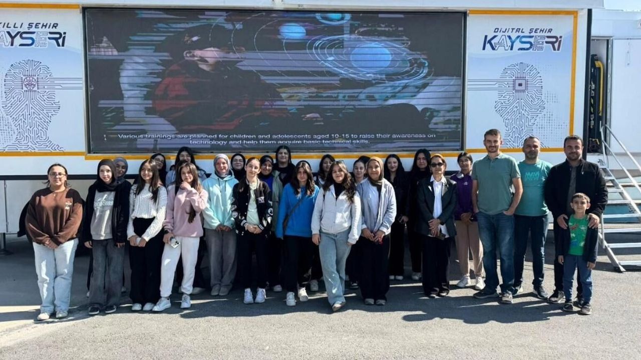 Kayseri'de Bilim Tırında kız çocukları web sitesi kodladı