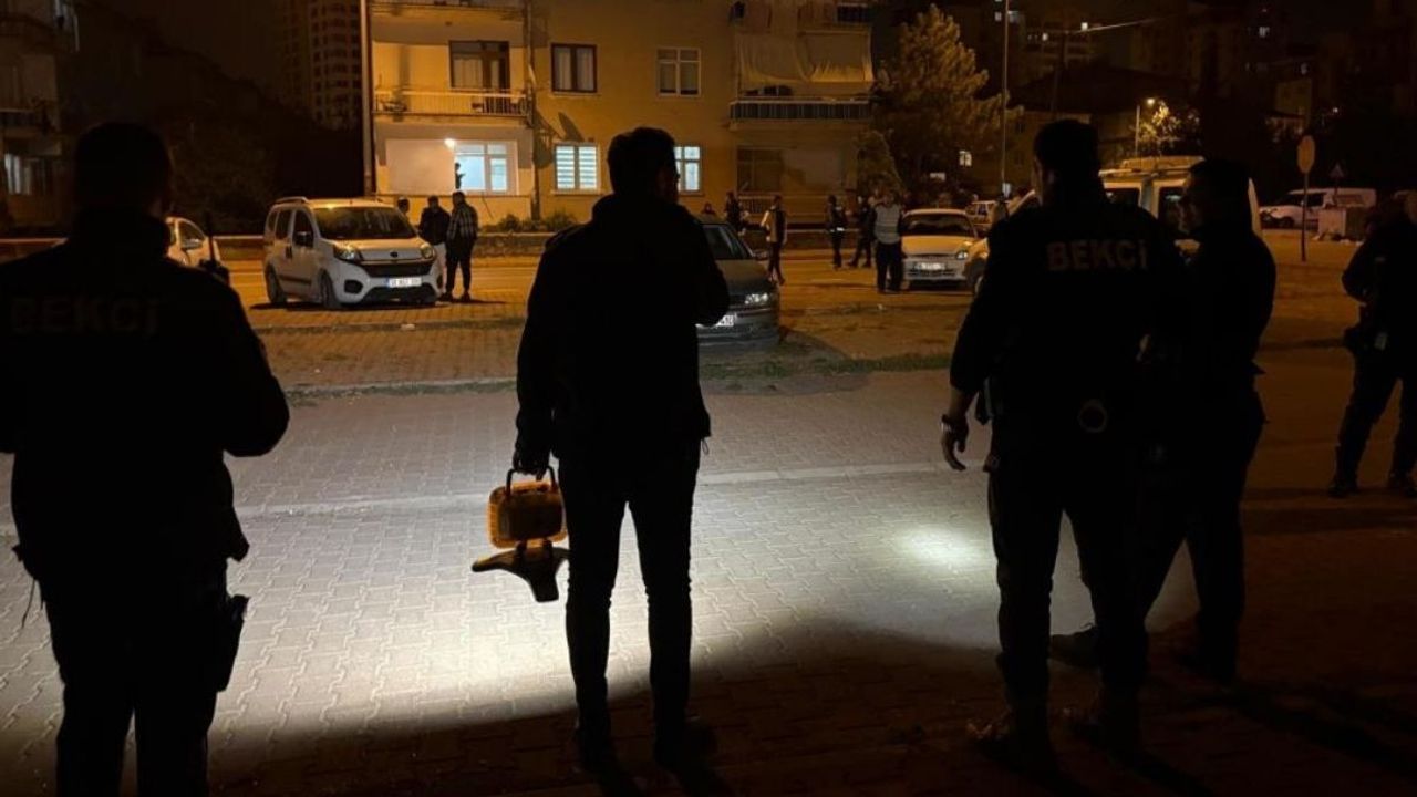 Kayseri’de evi kurşunladılar camları delik deşik oldu