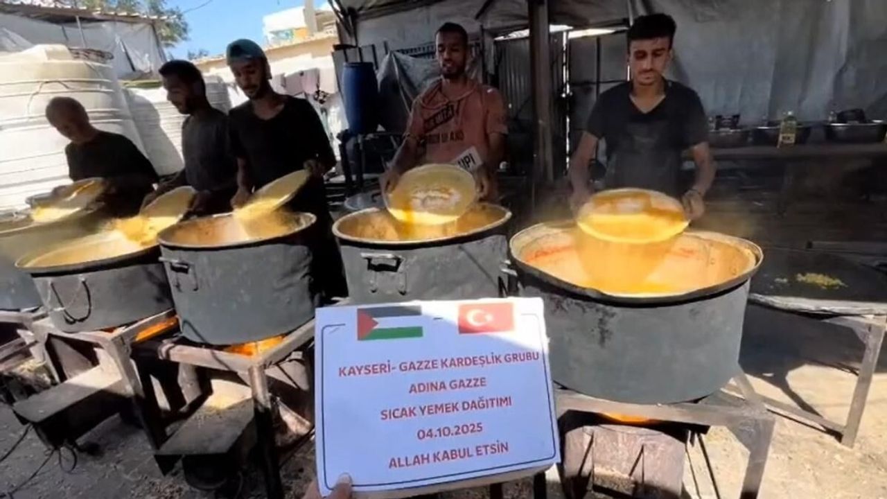 Kayseri Gazze Kardeşlik Grubu, Gazze’de sıcak yemek dağıtıyor!