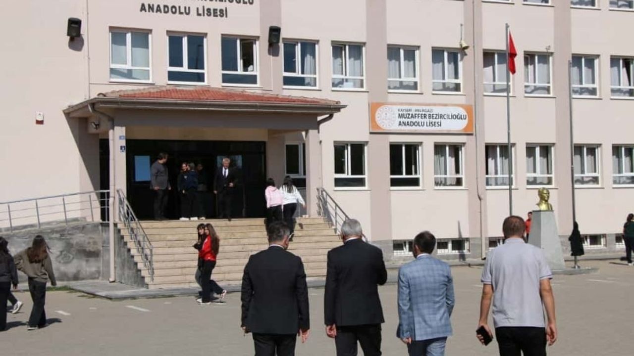 Kayseri İl Milli Eğitim Müdürü Esen öğrencilerle bir araya gelmeye devam ediyor