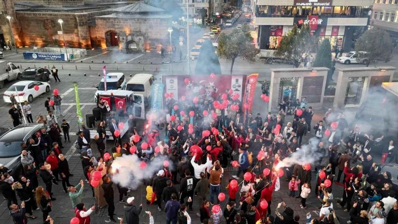 Kayseri sokaklarında Cumhuriyet rüzgarı: 'Ay Yıldız Turu'nda neler yaşandı?