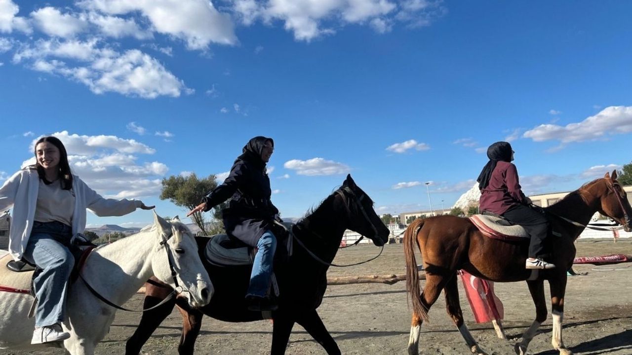 Kayseri’de Dünya Kız Çocukları Günü’nde ata binen cesur kızlar!