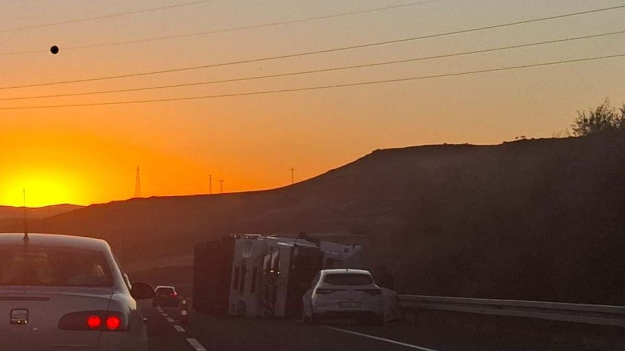 Kayseri’de Sarımsaklı Barajı önünde kaza: Devrilen tır trafiği kilitledi!
