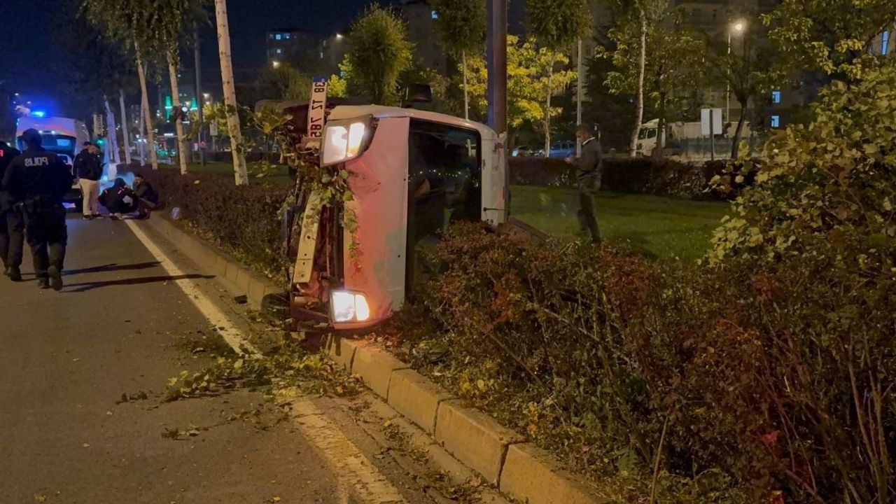 Ağacı devirip tramvay durağına daldı! Sürücü kaç promil çıktı dersiniz?