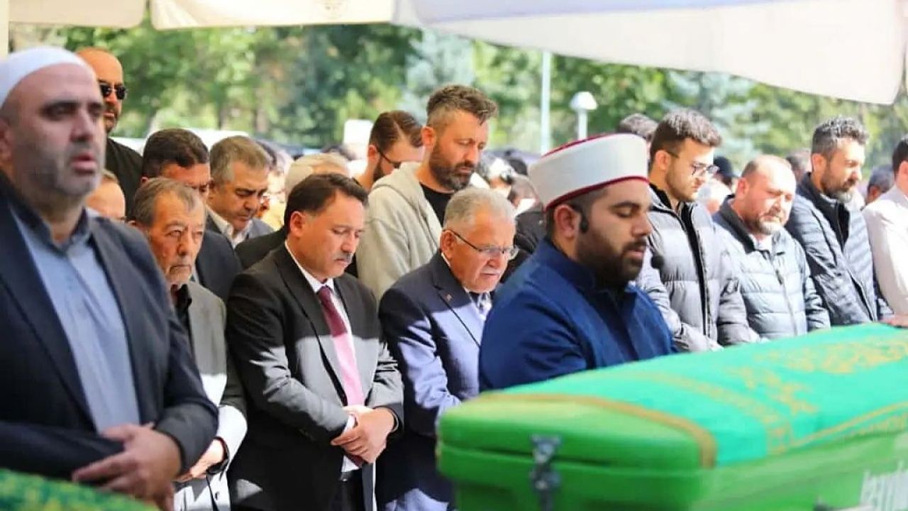 Kayserili iş adamı Memici Kızılkaya, eşi Zekiye Kızılkaya’yı toprağa verdi