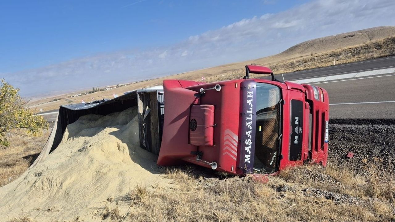 Kontrolden çıkan tır devrildi: Sürücü yaralandı
