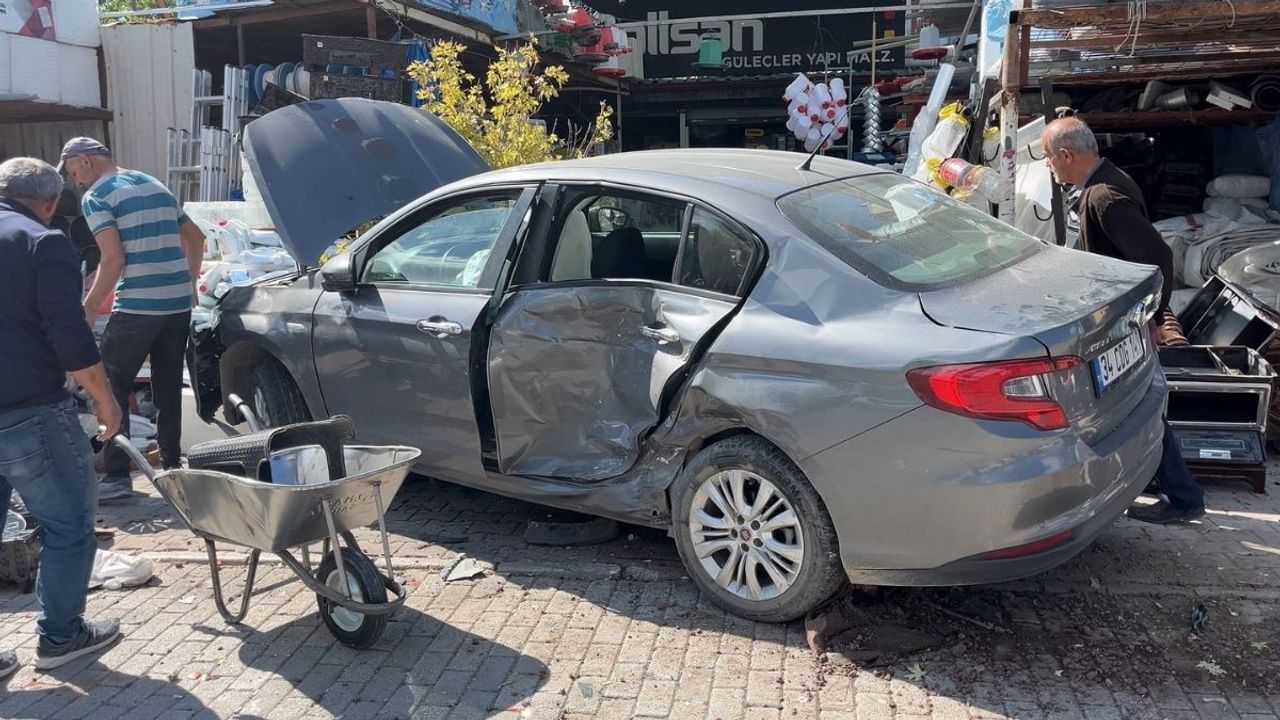 Konya'da direksiyon hâkimiyetini kaybeden otomobil yaya ve araçlara çarptı: 3 yaralı