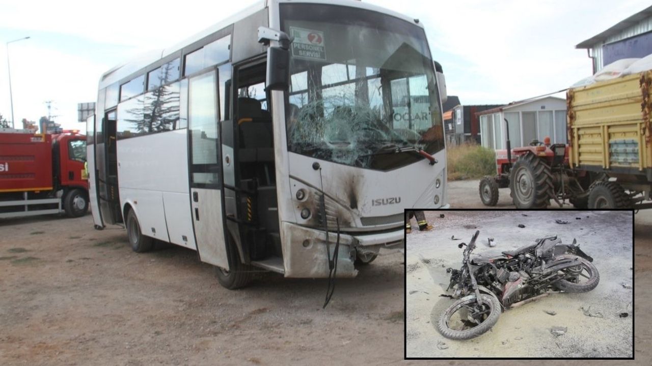 Konya'da işçi servisiyle çarpışan motosiklet alev aldı: 2 yaralı