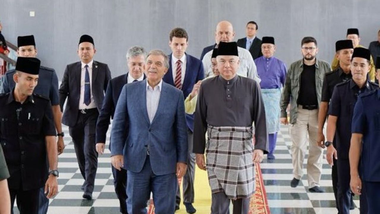 Uzun süredir gözlerden uzaktı! Abdullah Gül Perak Sultanı ile Cuma namazı kıldı