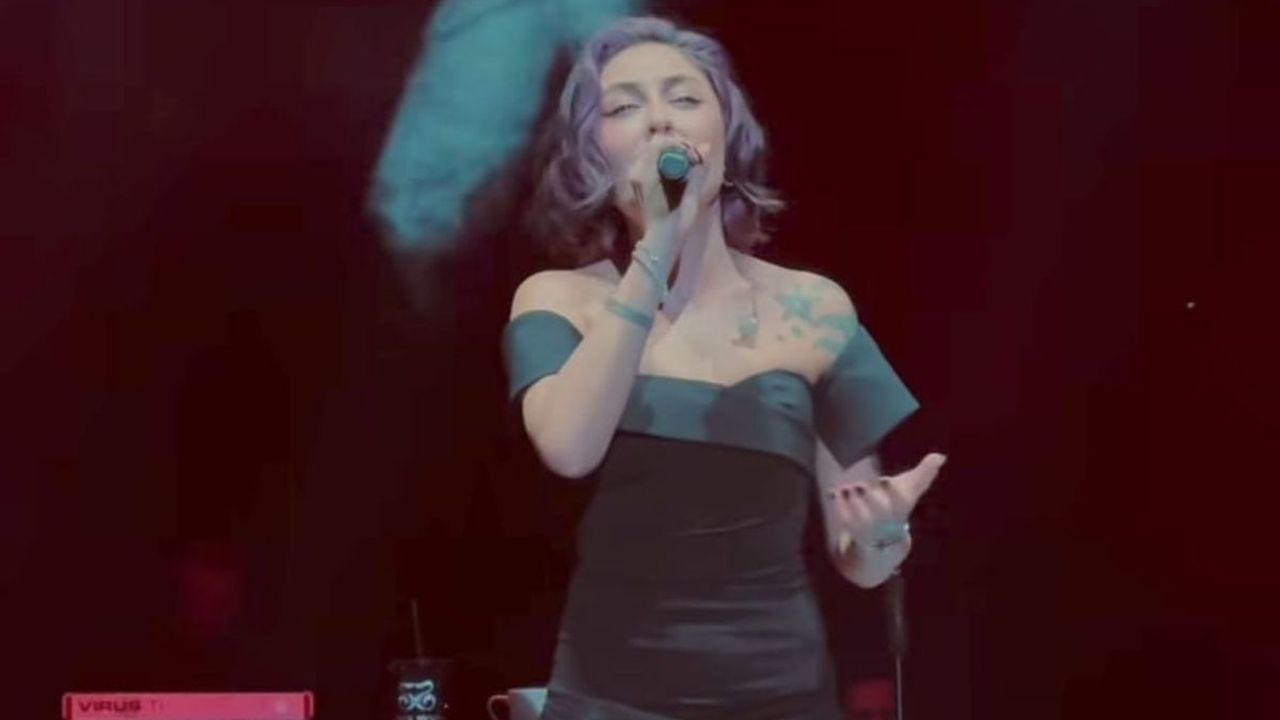 Bir anda ortalık karıştı! Kayserili ünlü şarkıcı gelen küfürlü mesajı ifşa etti