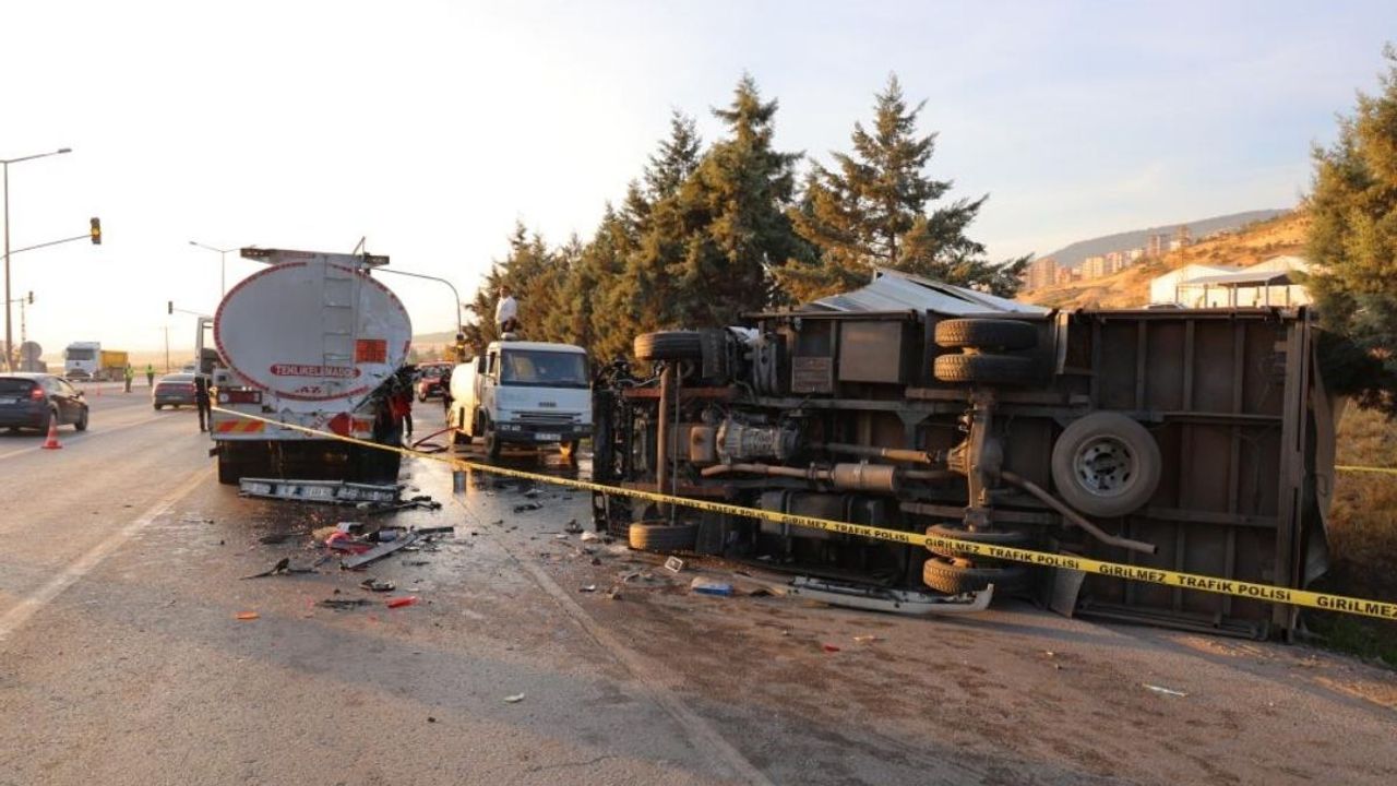 Yakıt tankerine çarpan kamyonetin sürücüsü feci şekilde can verdi!