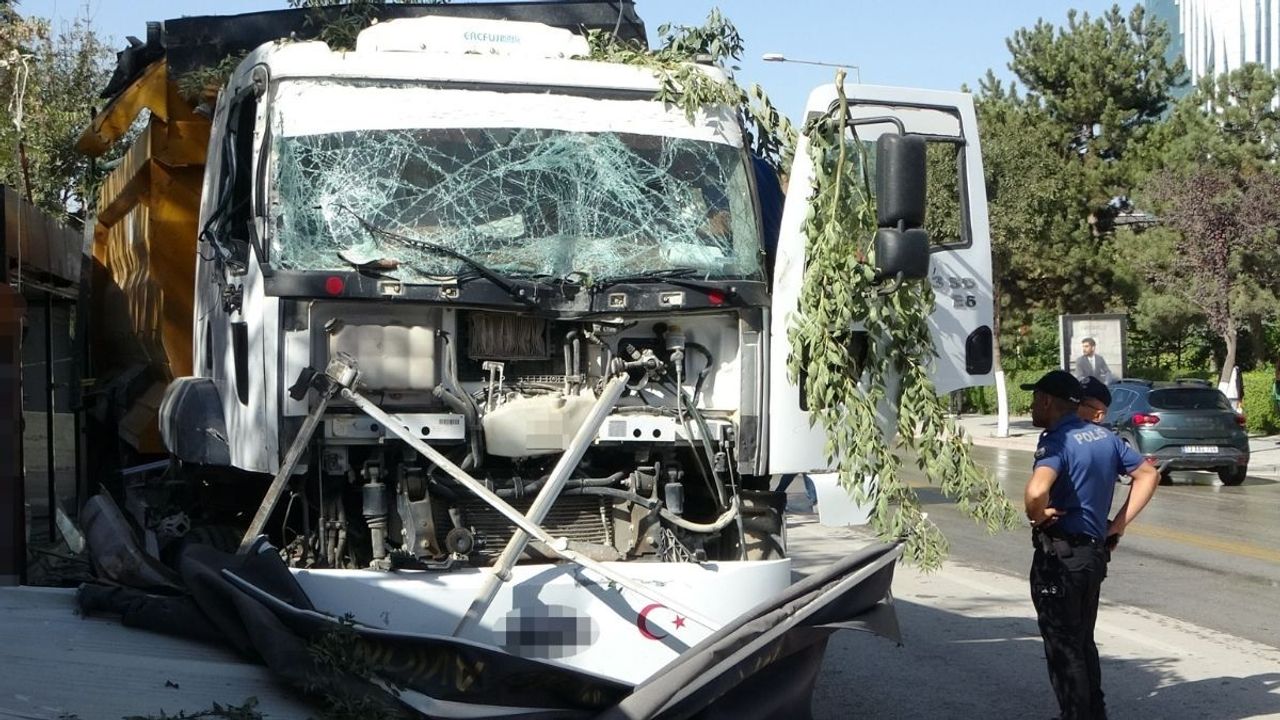 Malatya’da kontrolden çıkan hafriyat kamyonu iş yerine daldı