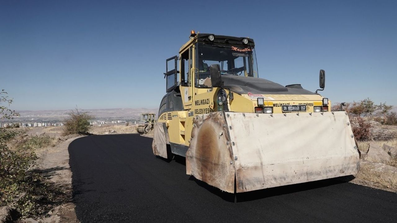 Kayseri’de ulaşım atağı! Melikgazi Belediyesi 4000 ton asfaltla ulaşımı güçlendiriyor