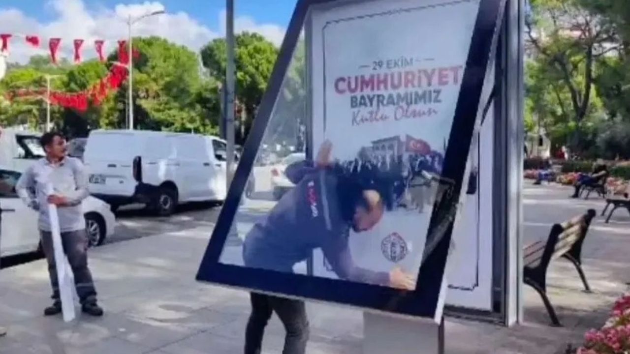 29 Ekim afişlerinde “Cumhuriyet” yazamadılar!